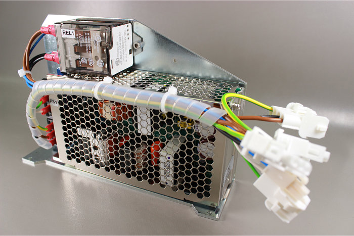 Detailansicht einer elektronischen Baugruppe mit aktiven und passiven Bauteilen und verschiedenen Steckverbindern