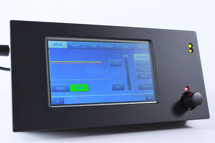 Kompaktes Steuergerät mit eingebautem Touchscreen in schwarzem Gehäuse, entwickelt für individuelle Kundenanforderungen