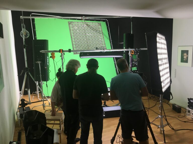 Filmteam am Greenscreen-Set mit LED-Flächenlicht zur Studioausleuchtung